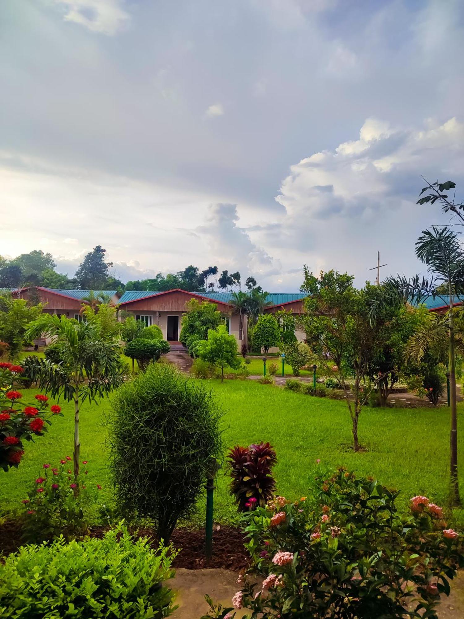 Greenland Safari, Sauraha Exterior photo