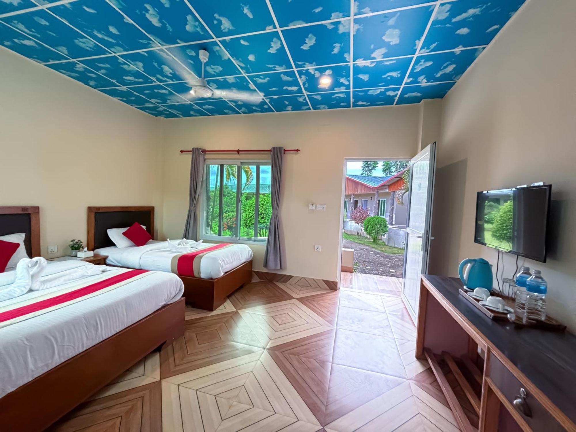 Greenland Safari, Sauraha Exterior photo