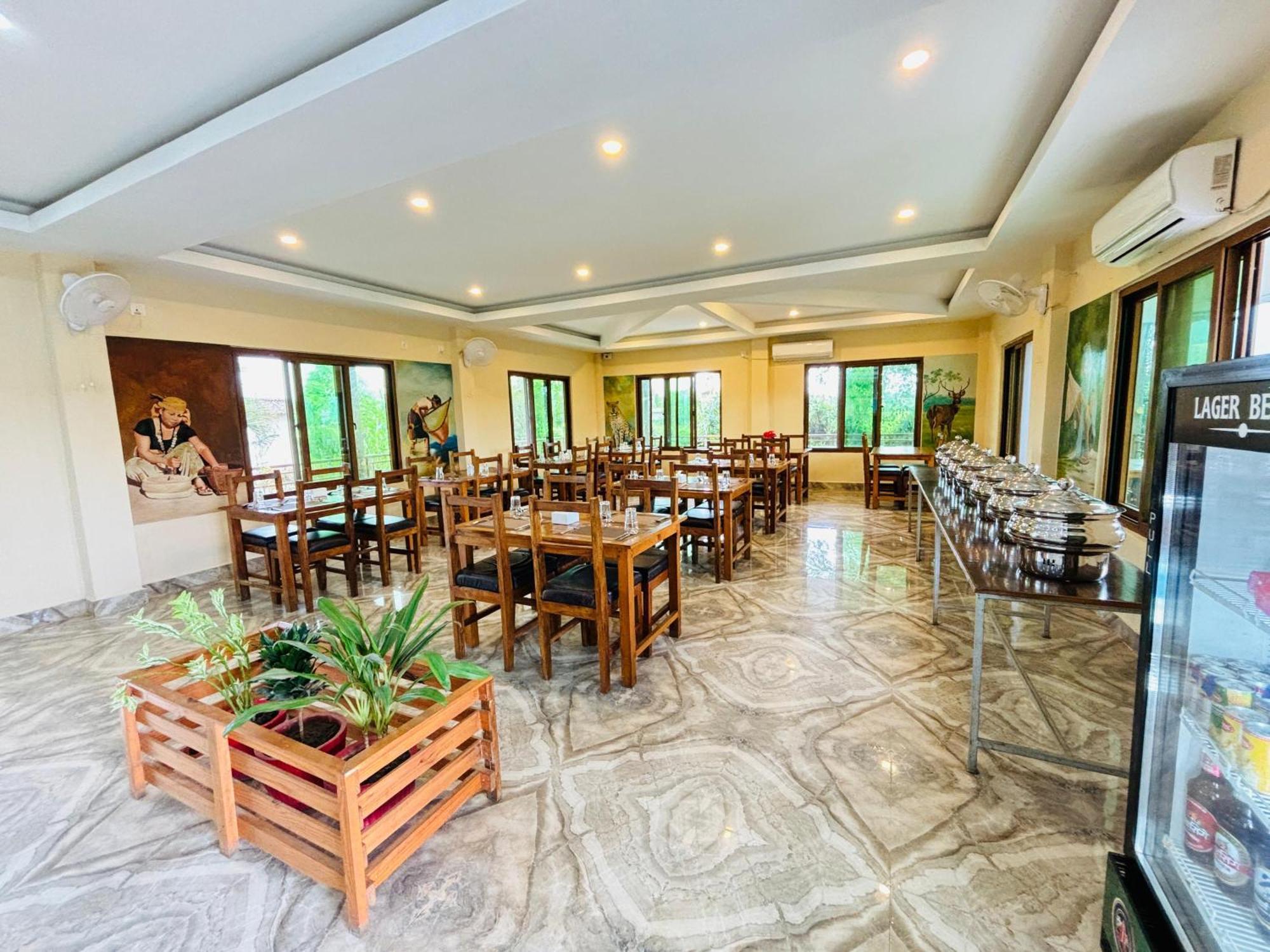 Greenland Safari, Sauraha Exterior photo
