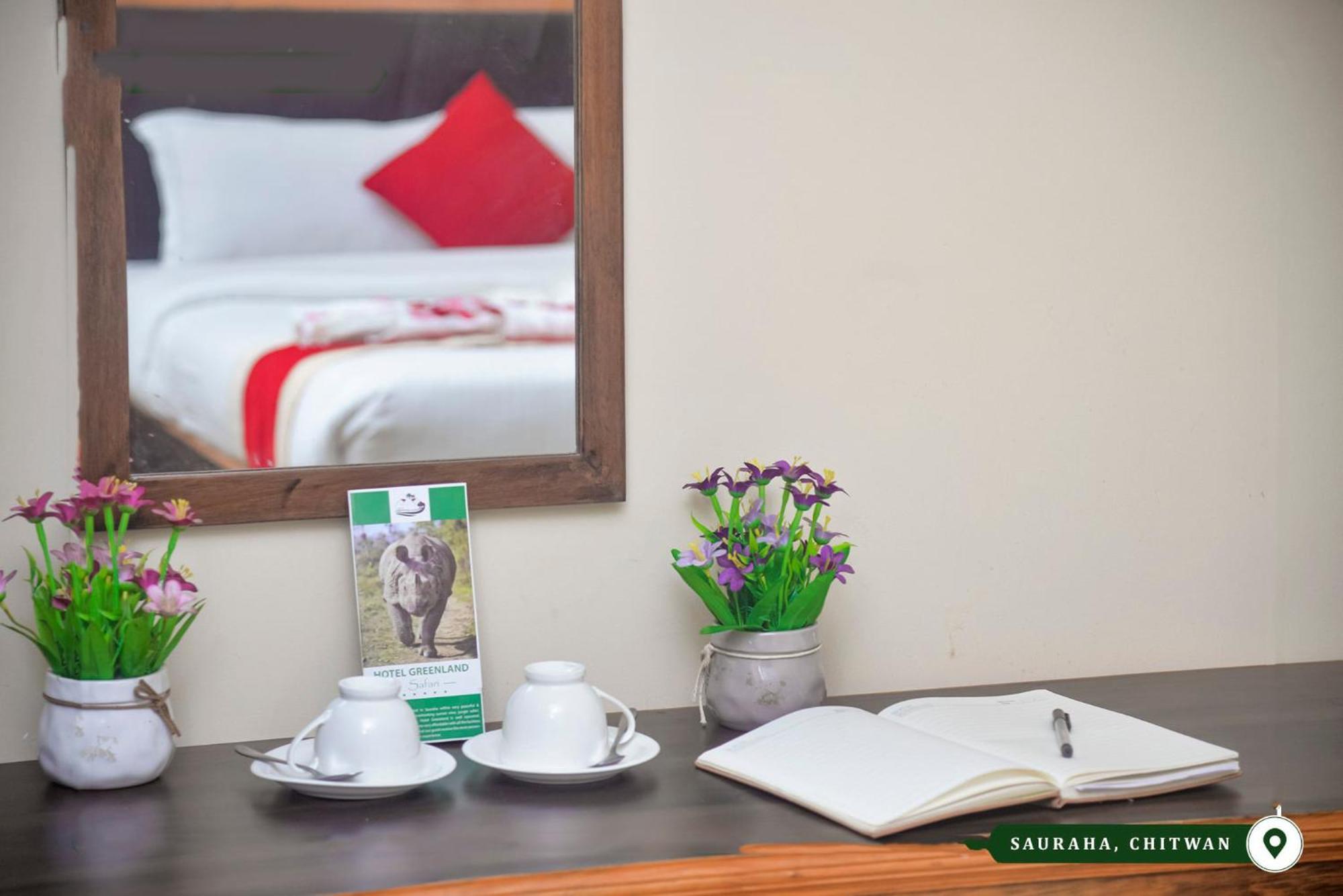 Greenland Safari, Sauraha Exterior photo