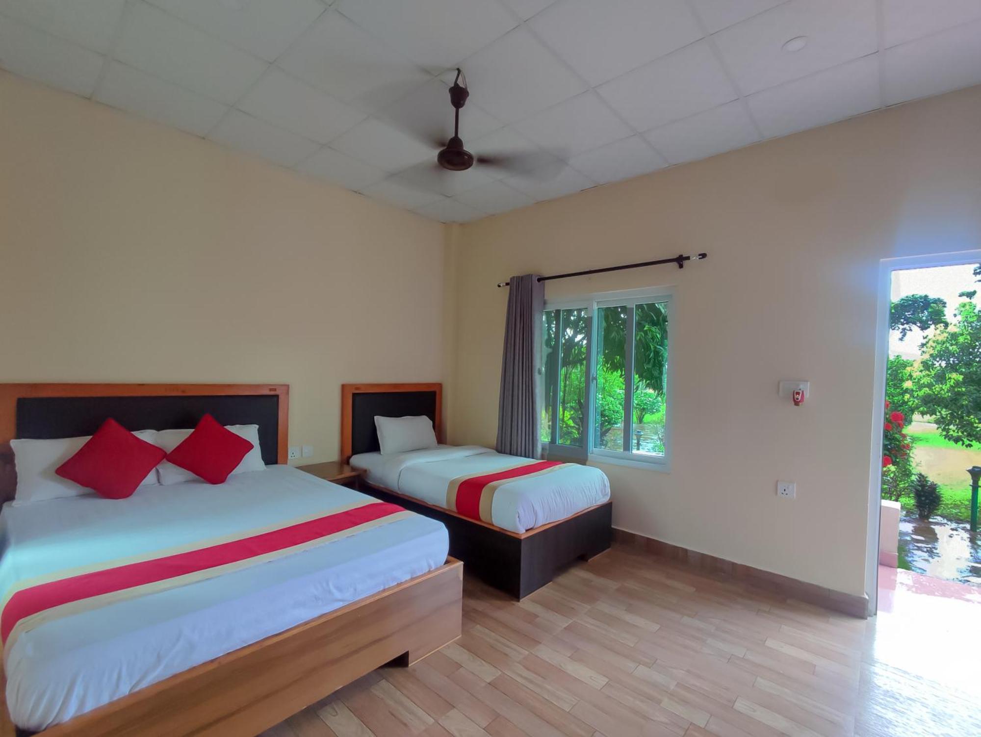 Greenland Safari, Sauraha Exterior photo